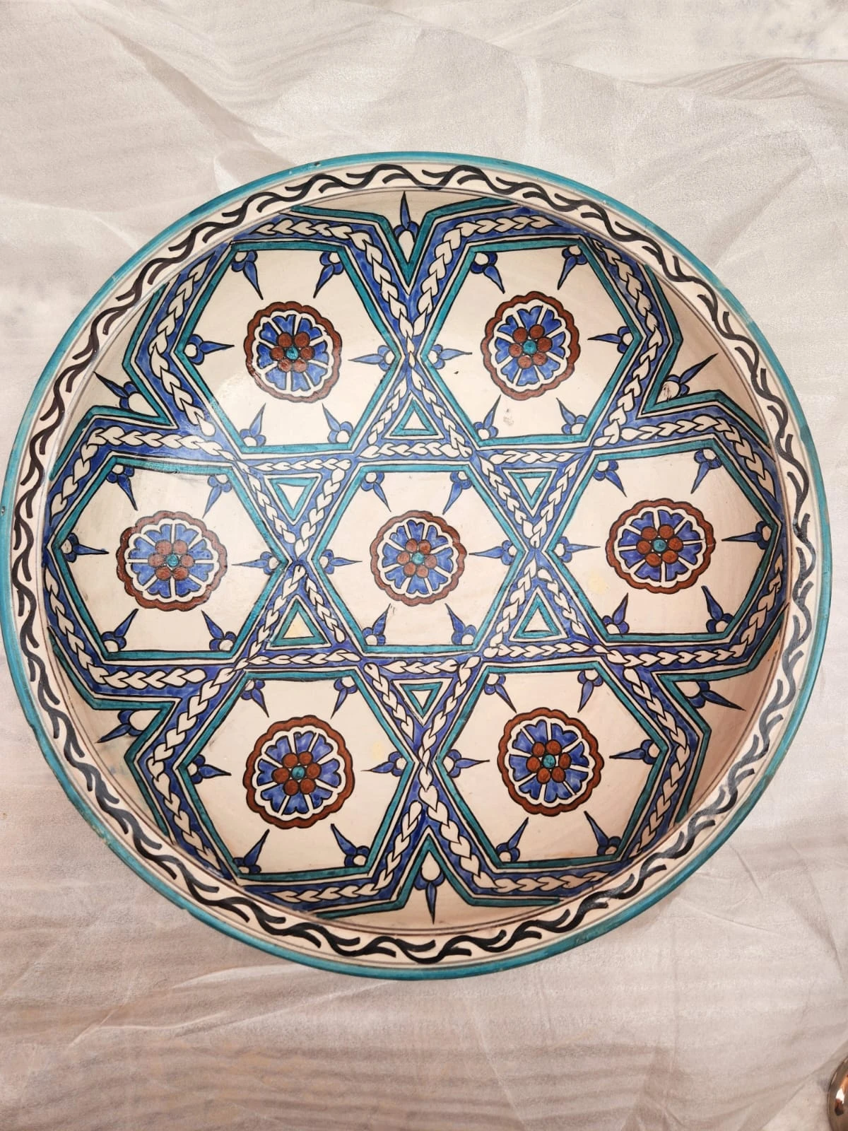 طبق خزفي كبير متعدد الألوان