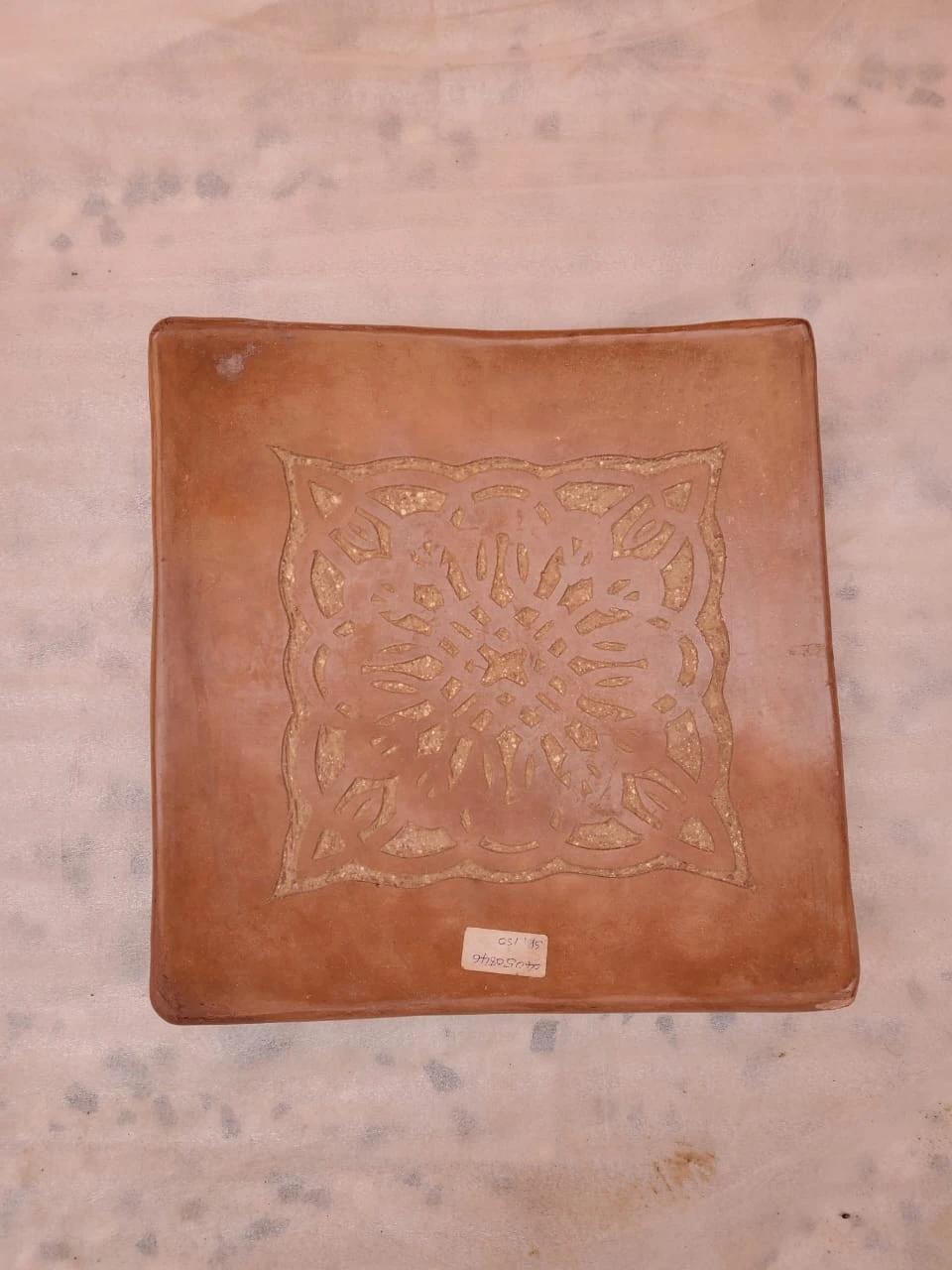 طبق خزفي مربع مطلي بلون ترابي