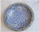 طبق خزفي كبير مثبت على قاعدة معدنية