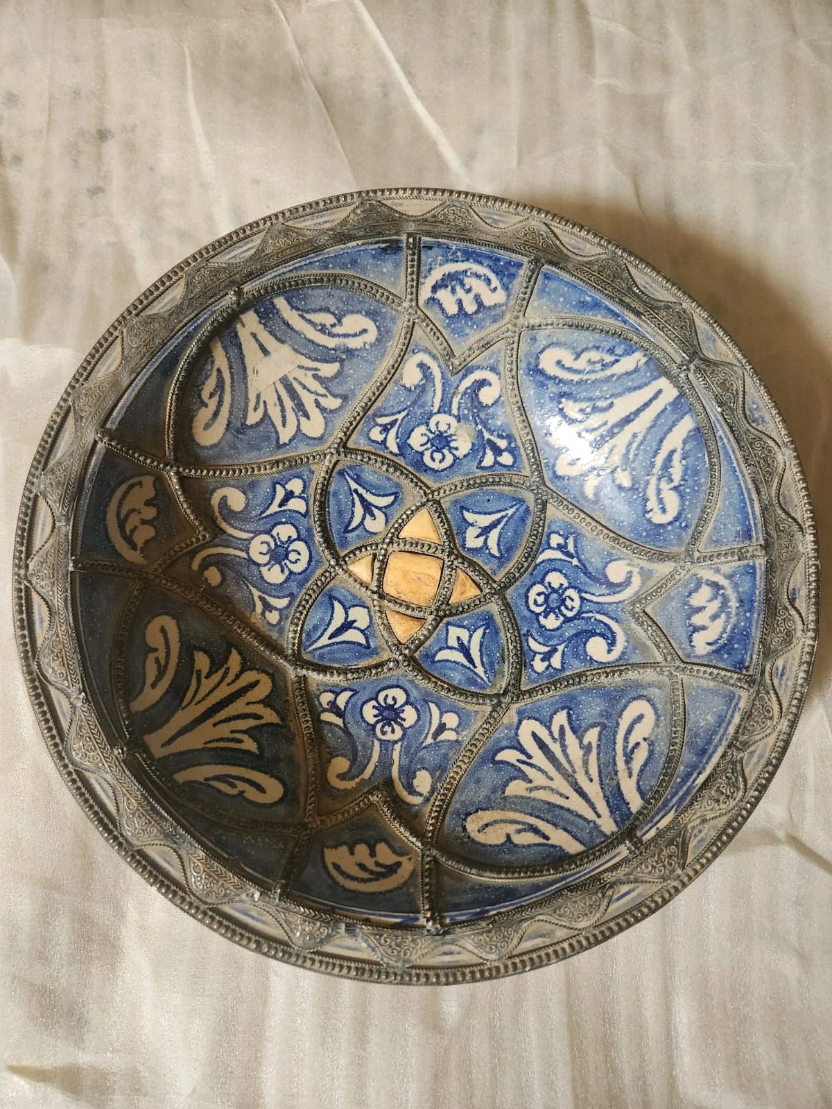 طبق خزفي كبير متعدد الألوان مثبت على قاعدة معدنية