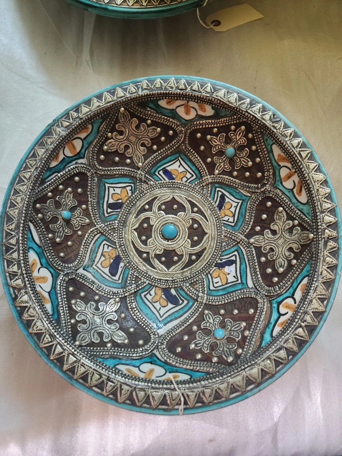 صفيحة خزفية كبيرة متعددة الألوان مثبتة على معدن