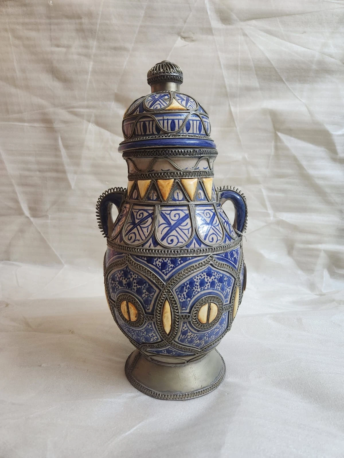 مزهرية خزفية كبيرة بغطاء معدني