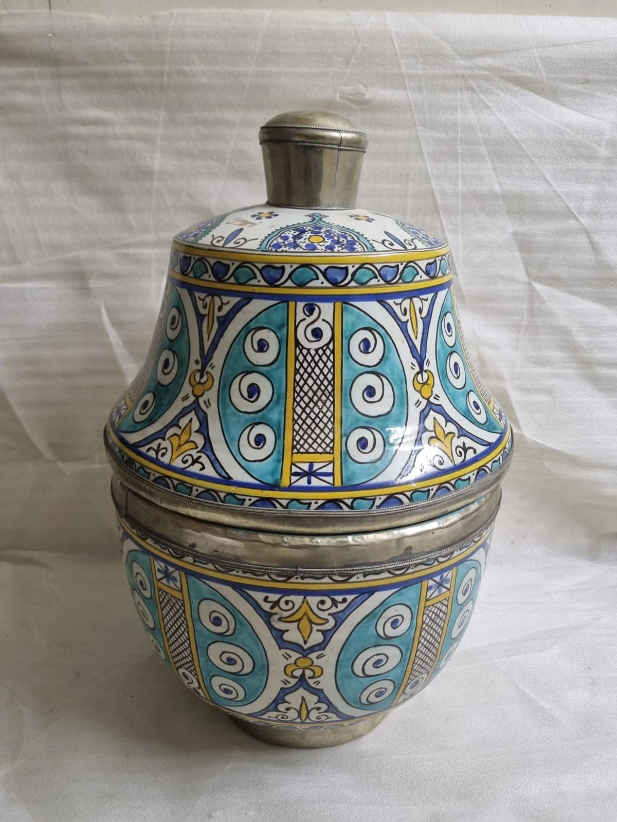 وعاء خزفي كبير متعدد الألوان بغطاء