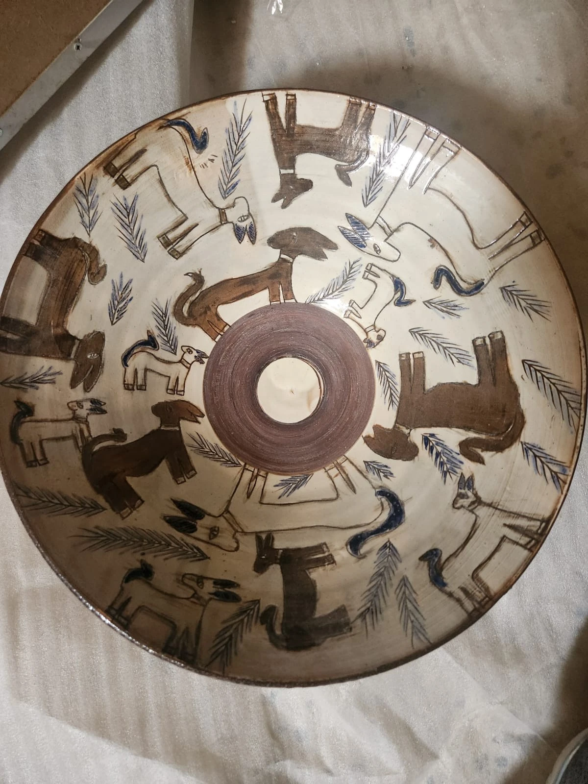 طبق خزفي بيج وبني