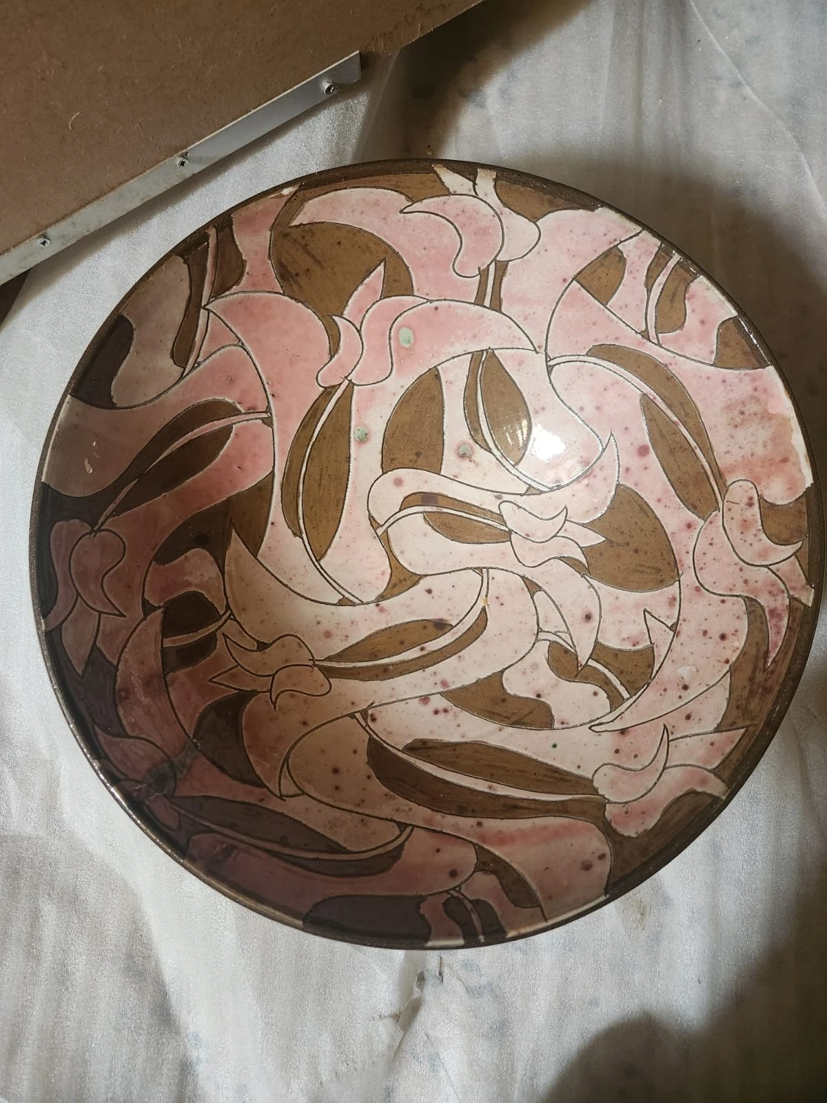 طبق خزفي وردي وبني