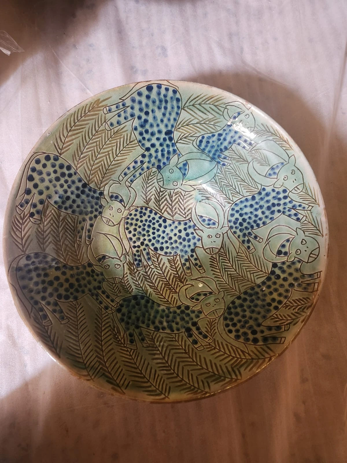 طبق أزرق فيروزي وأخضر