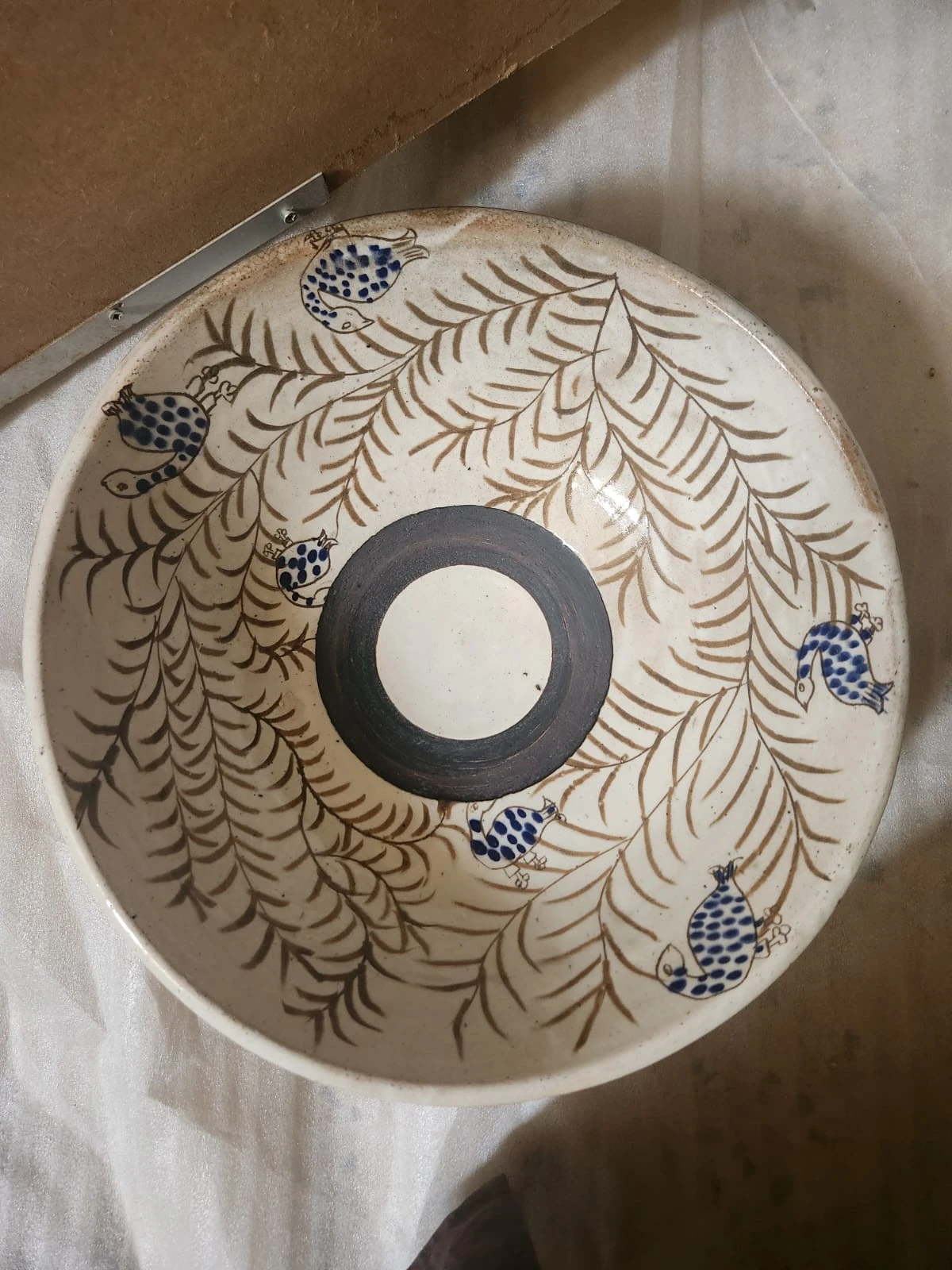 طبق خزفي أبيض