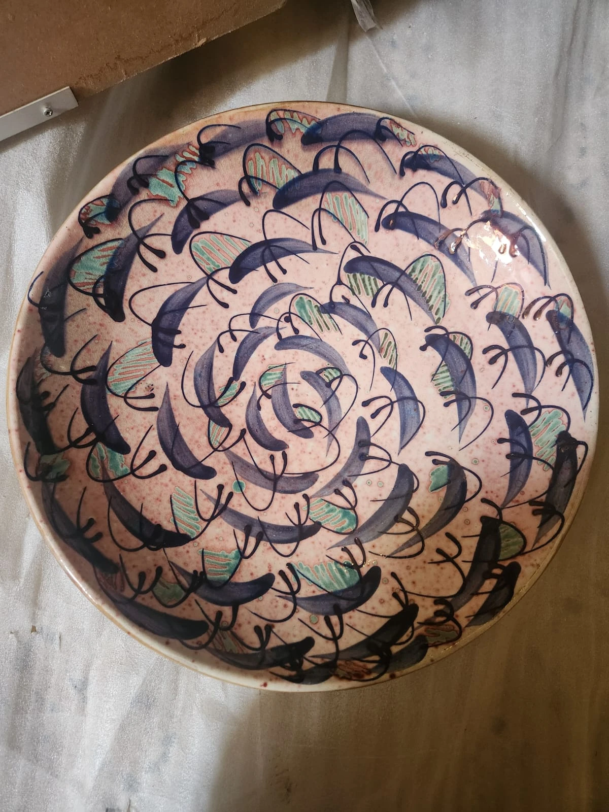 طبق خزفي متعدد الألوان