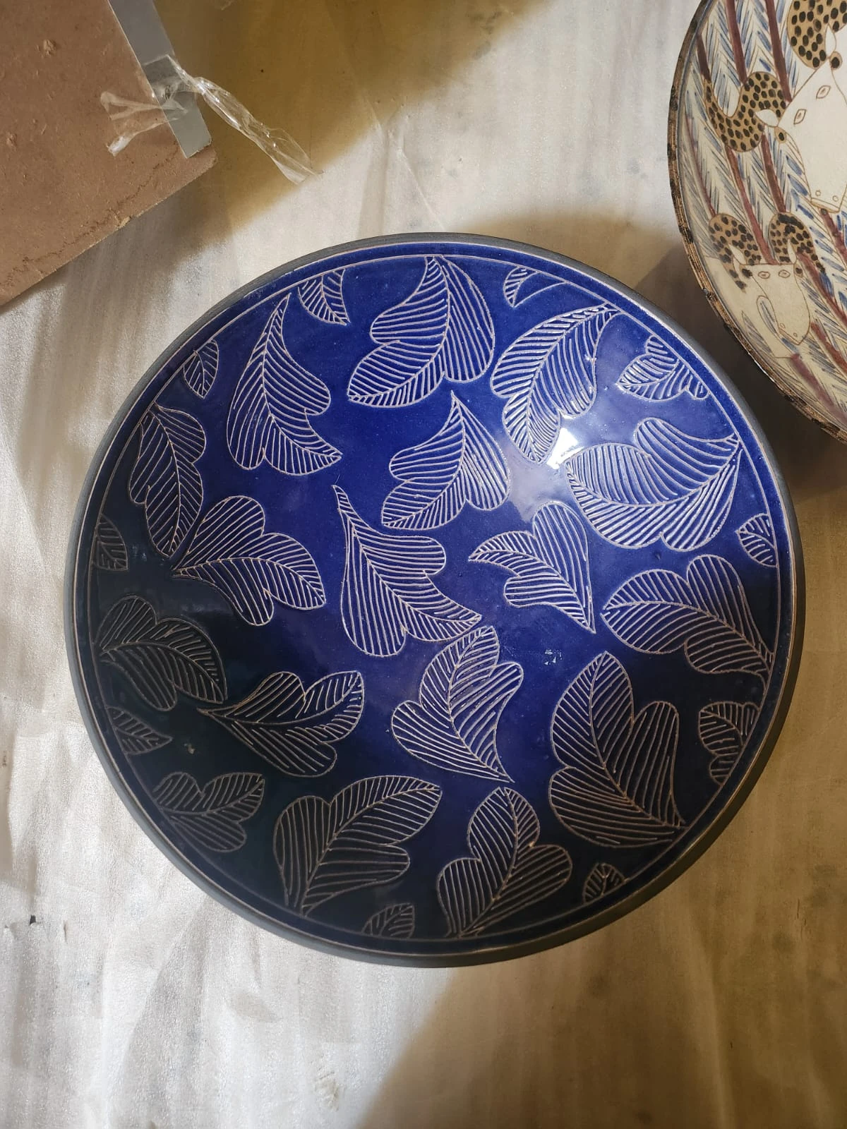 طبق خزفي أزرق داكن