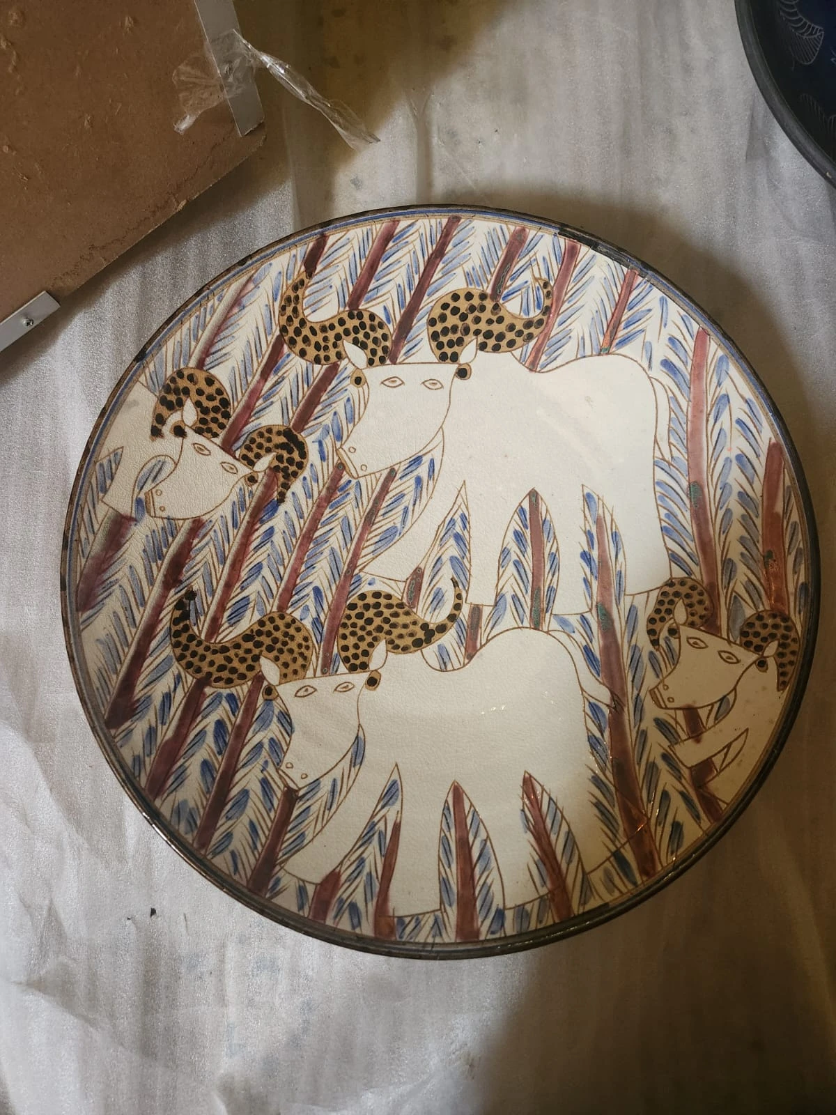 طبق خزفي أبيض