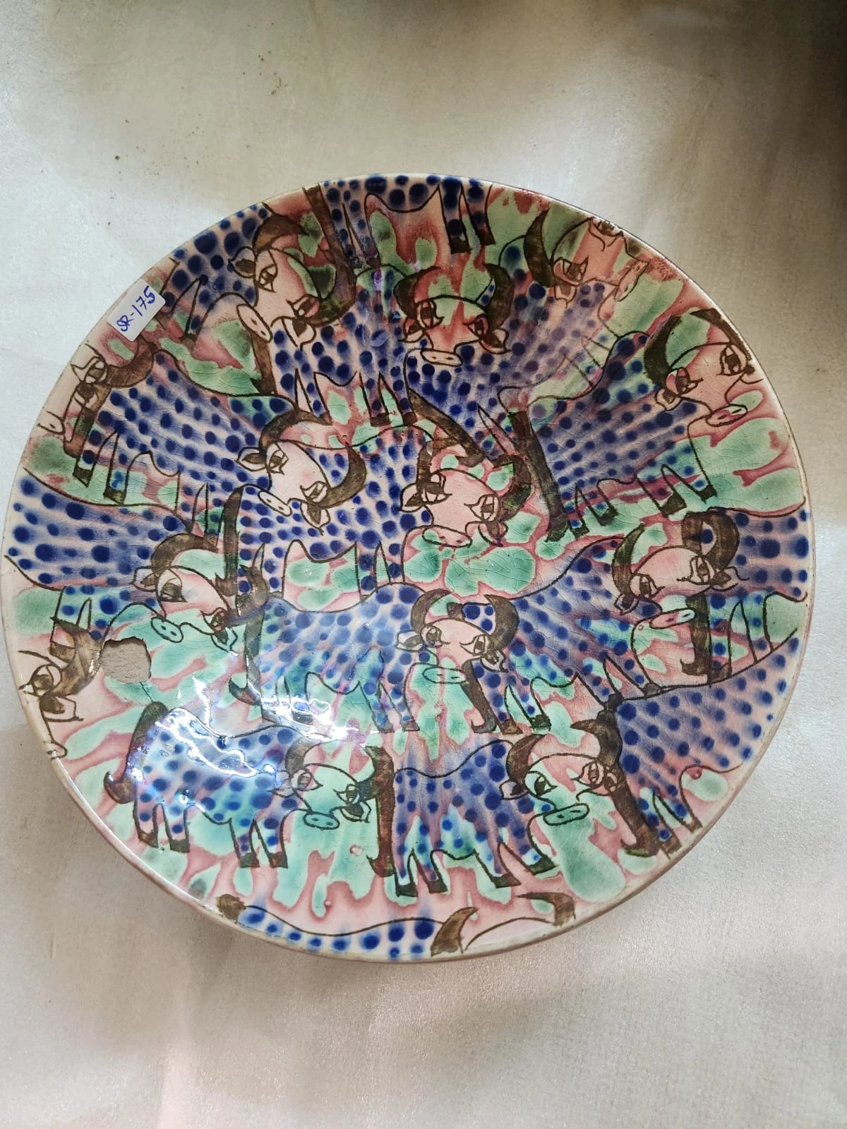 طبق خزفي متعدد الألوان