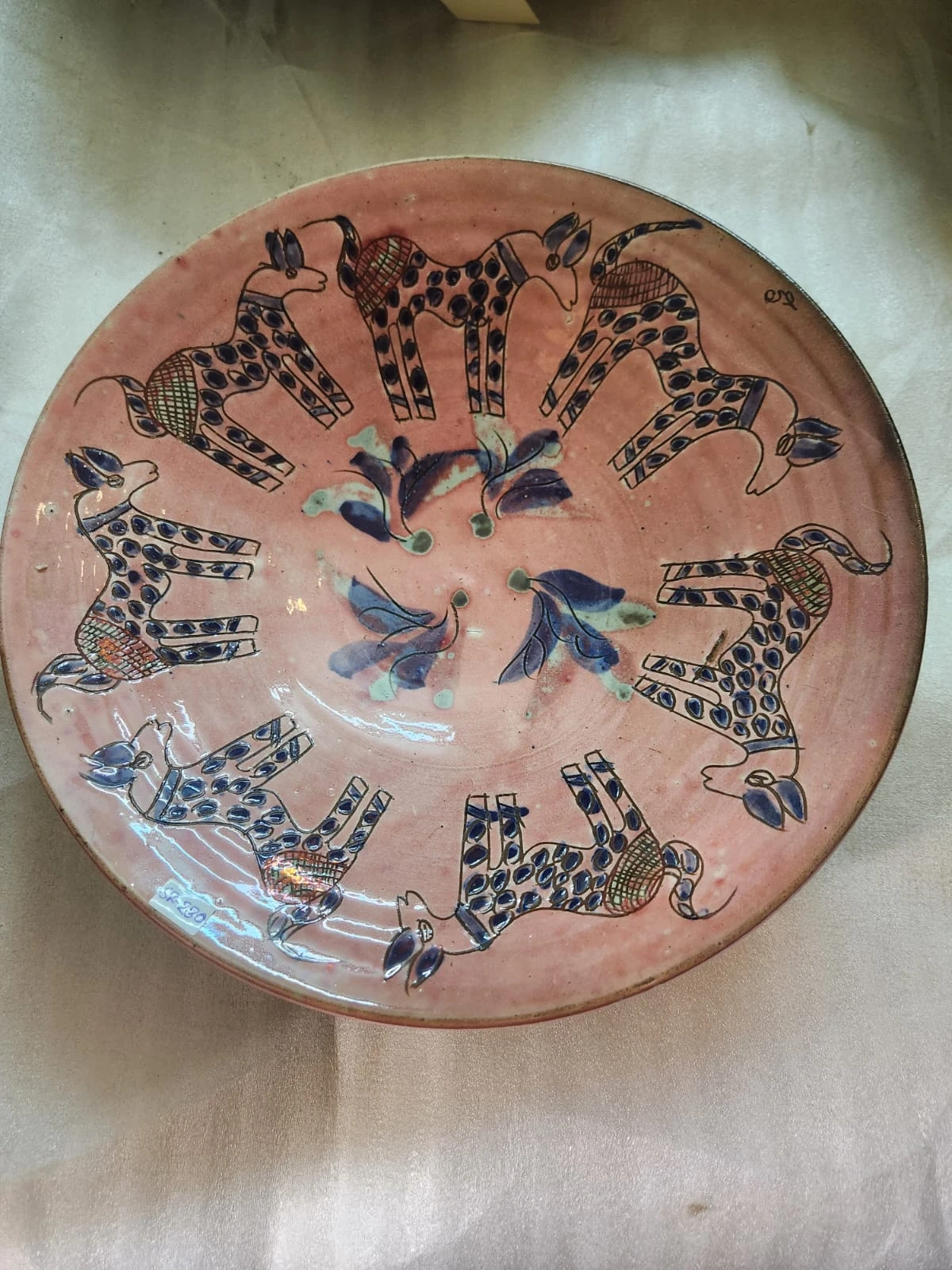 طبق خزفي وردي لامع