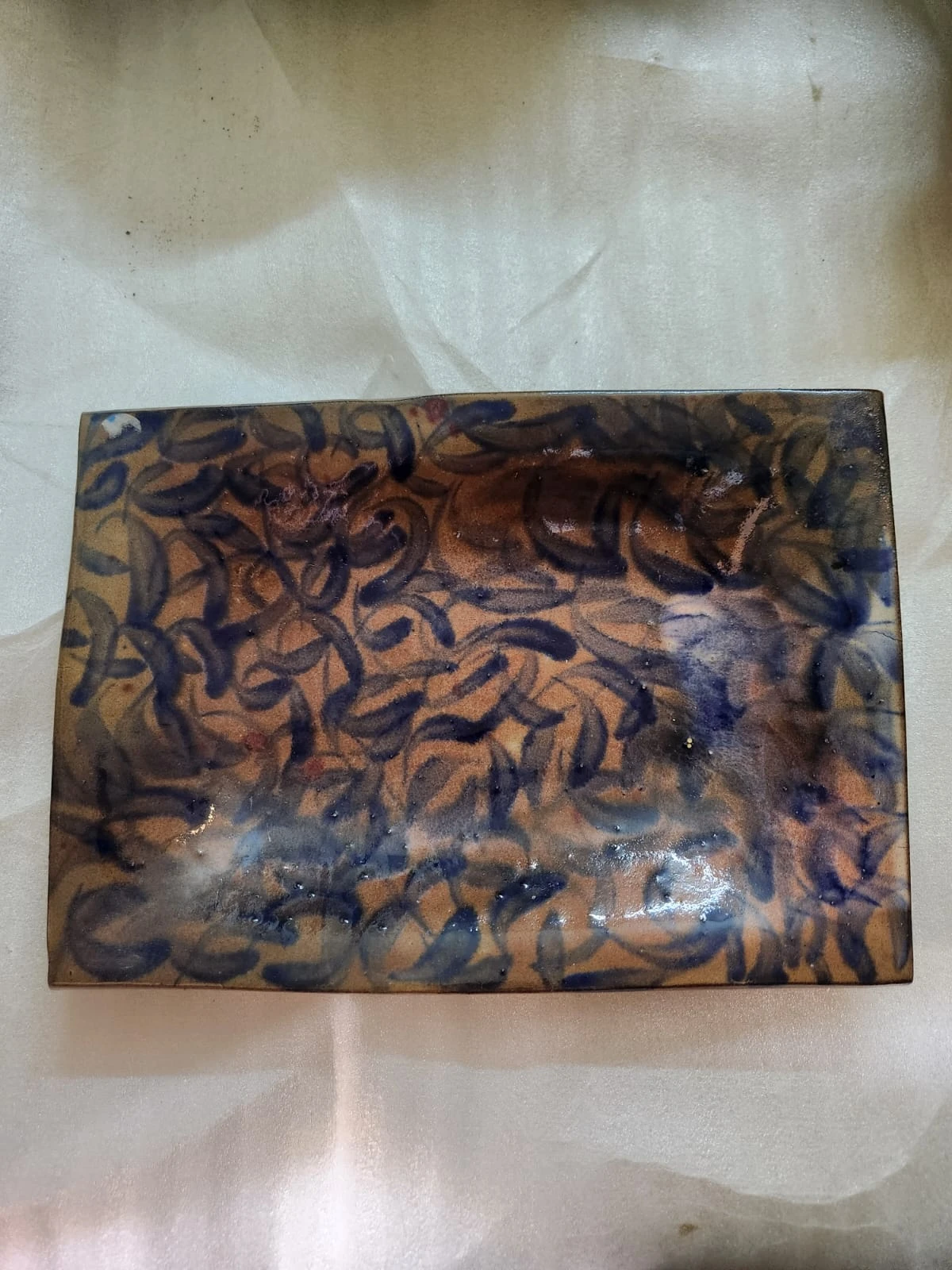 طبق خزفي متعدد الألوان