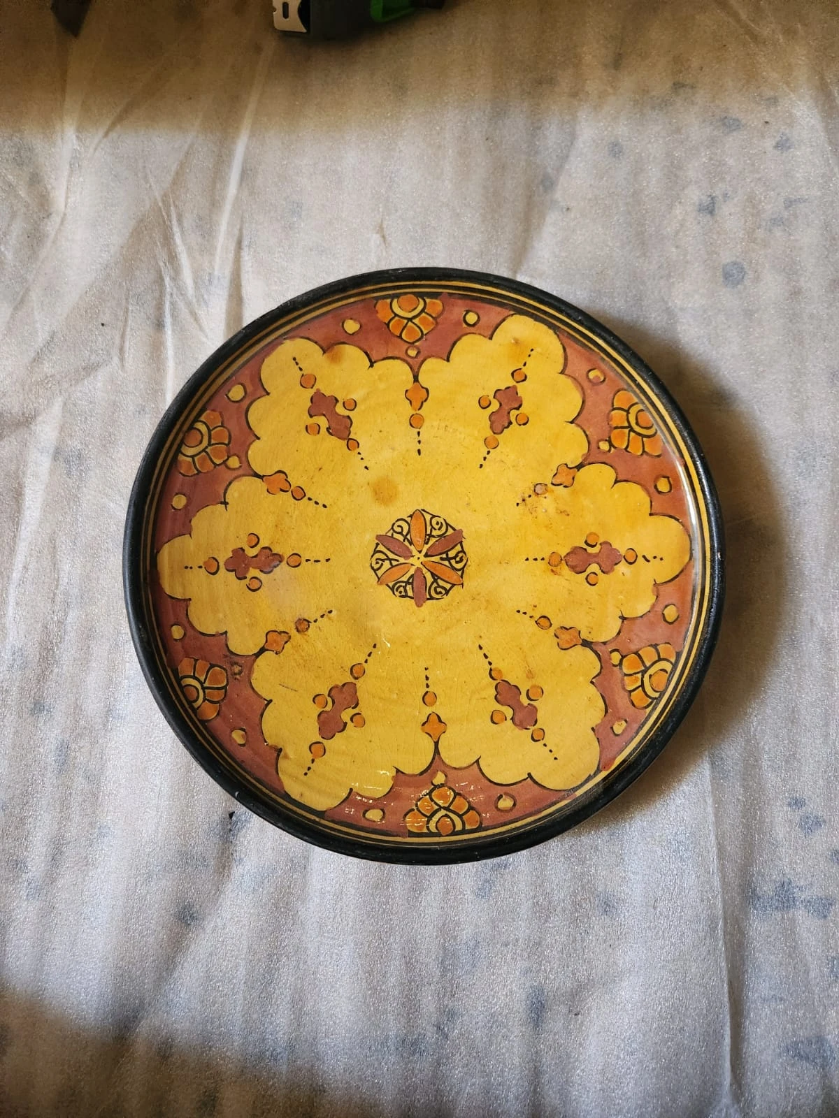 طبق خزفي أحمر وأصفر