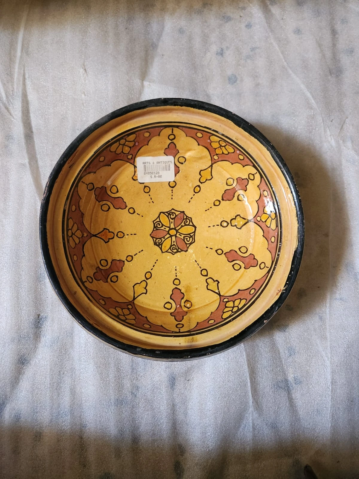 طبق خزفي أحمر وأصفر