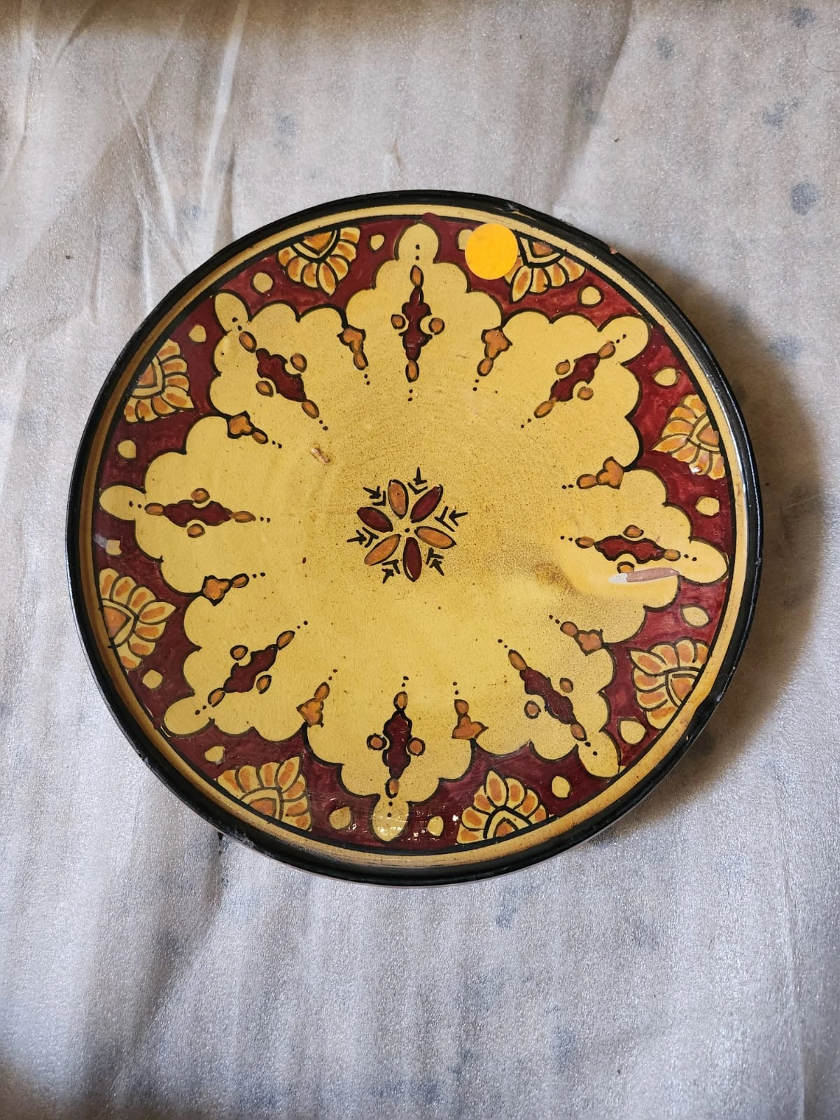 طبق خزفي أحمر وأصفر