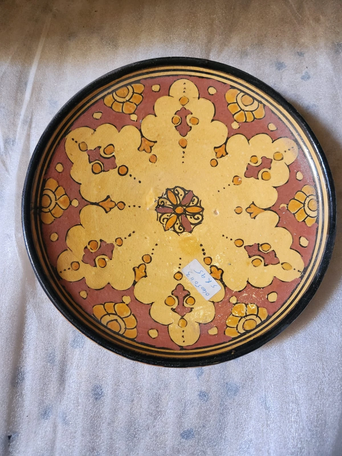 طبق خزفي أحمر وأصفر