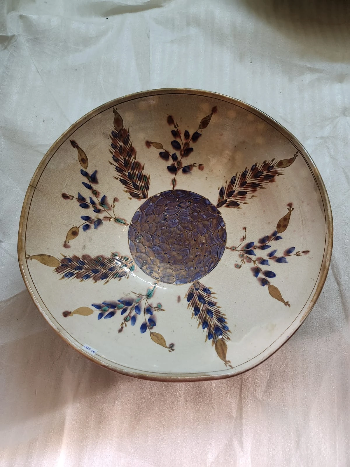 طبق خزفي متعدد الألوان، بيج وأزرق