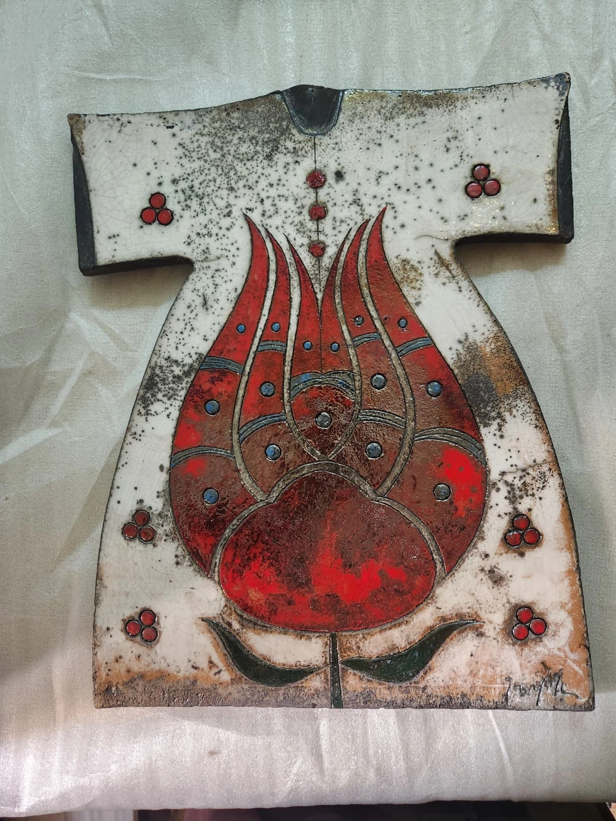 بلاطة خزفية على شكل قفطان بتقنية الرقون