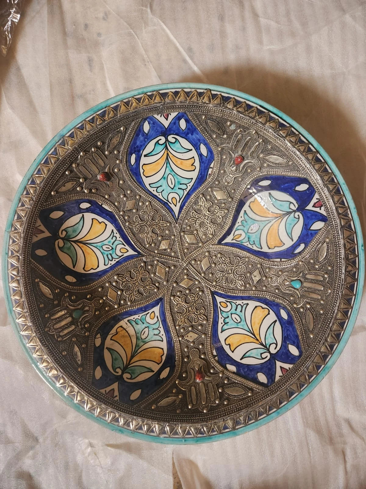 طبق خزفي كبير متعدد الألوان