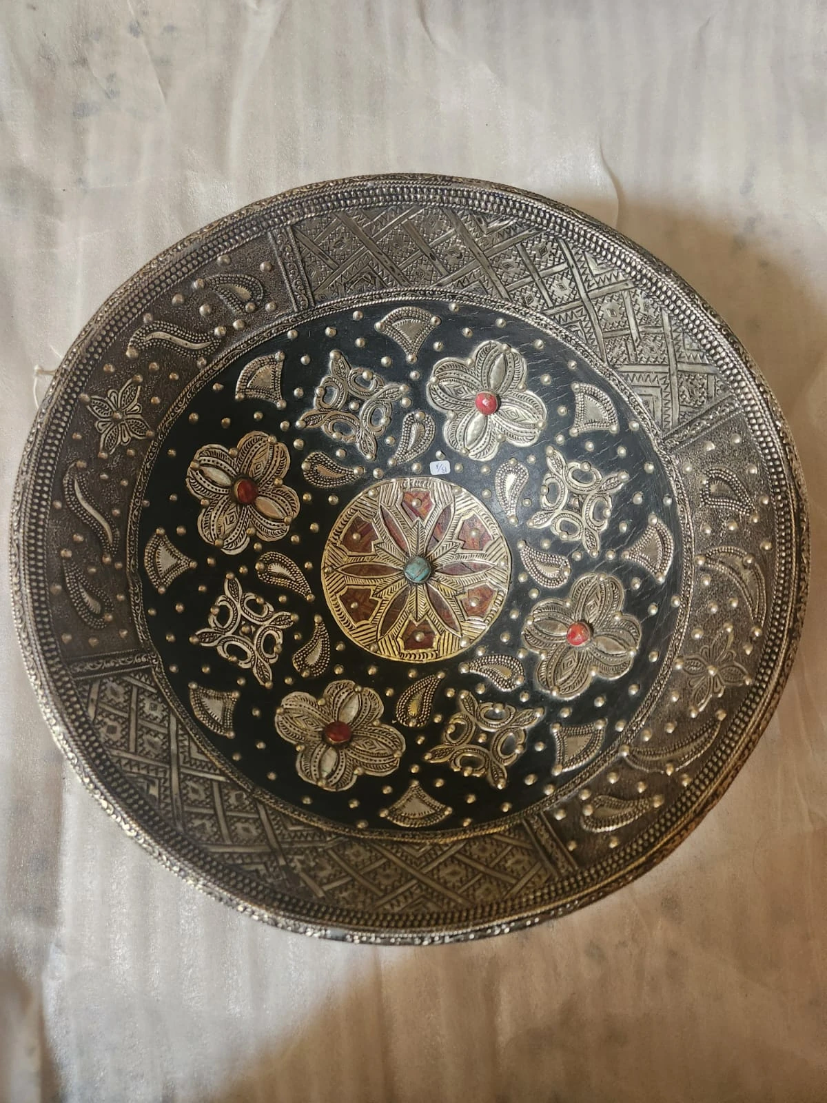 طبق خزفي بني كبير