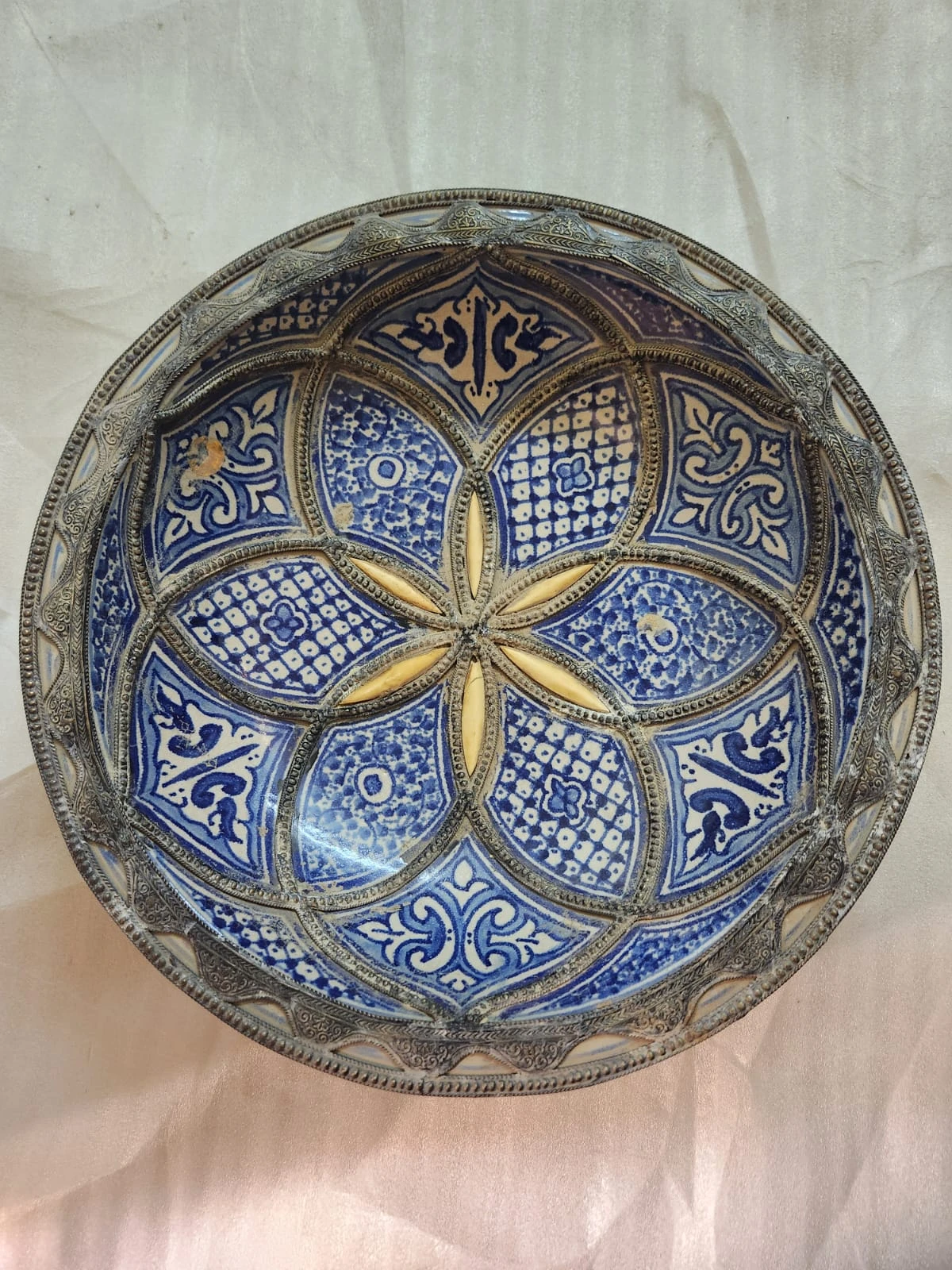 طبق خزفي أبيض كبير مُثبت على قاعدة معدنية