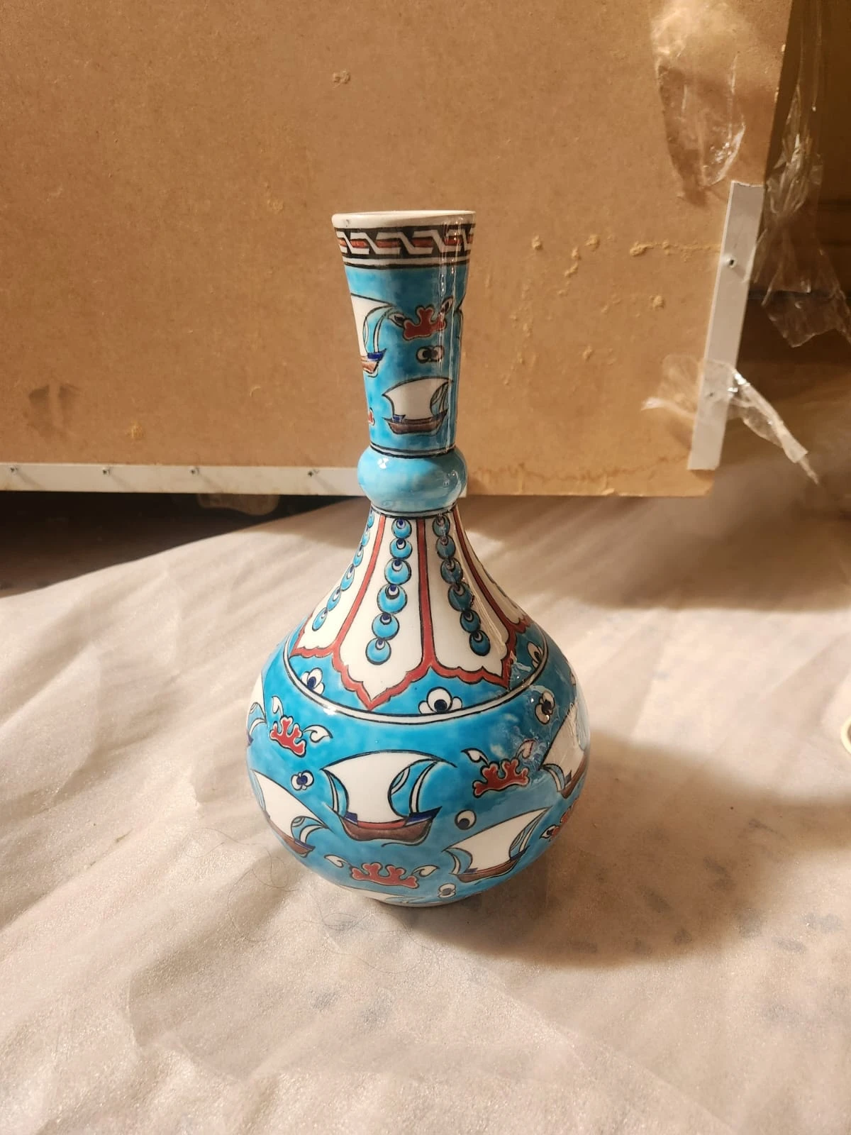 فرقاطات على بحر فيروزي