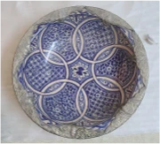 طبق خزفي أبيض كبير مُثبت على قاعدة معدنية