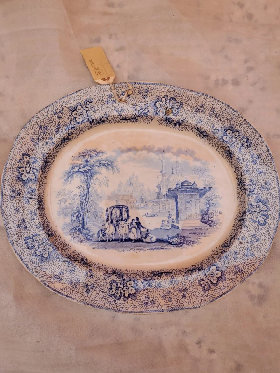 طبق بيضاوي عتيق من الخزف القاري الشرقي باللونين الأزرق والأبيض