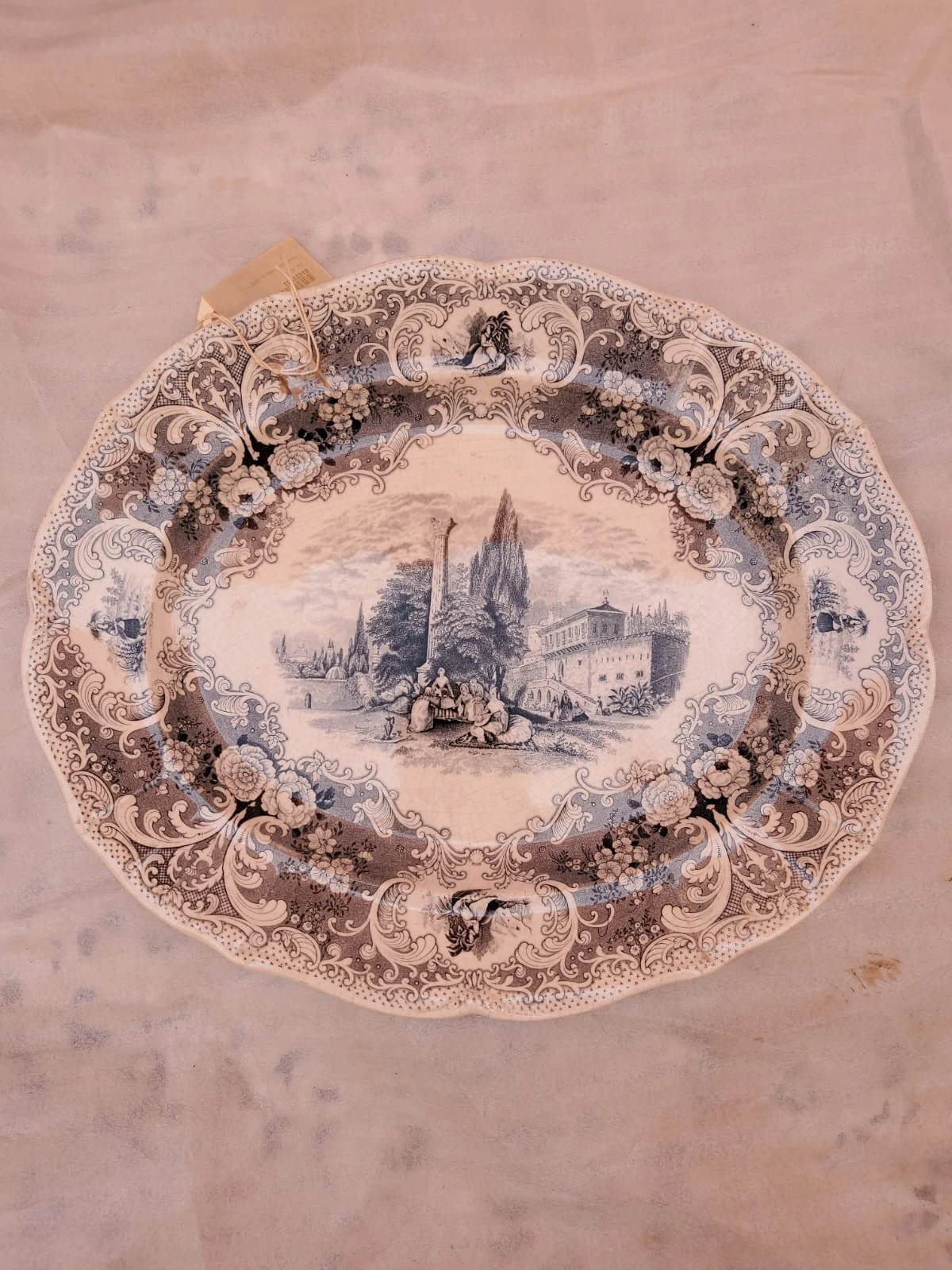 طبق بيضاوي من الخزف الأزرق والأبيض والرمادي