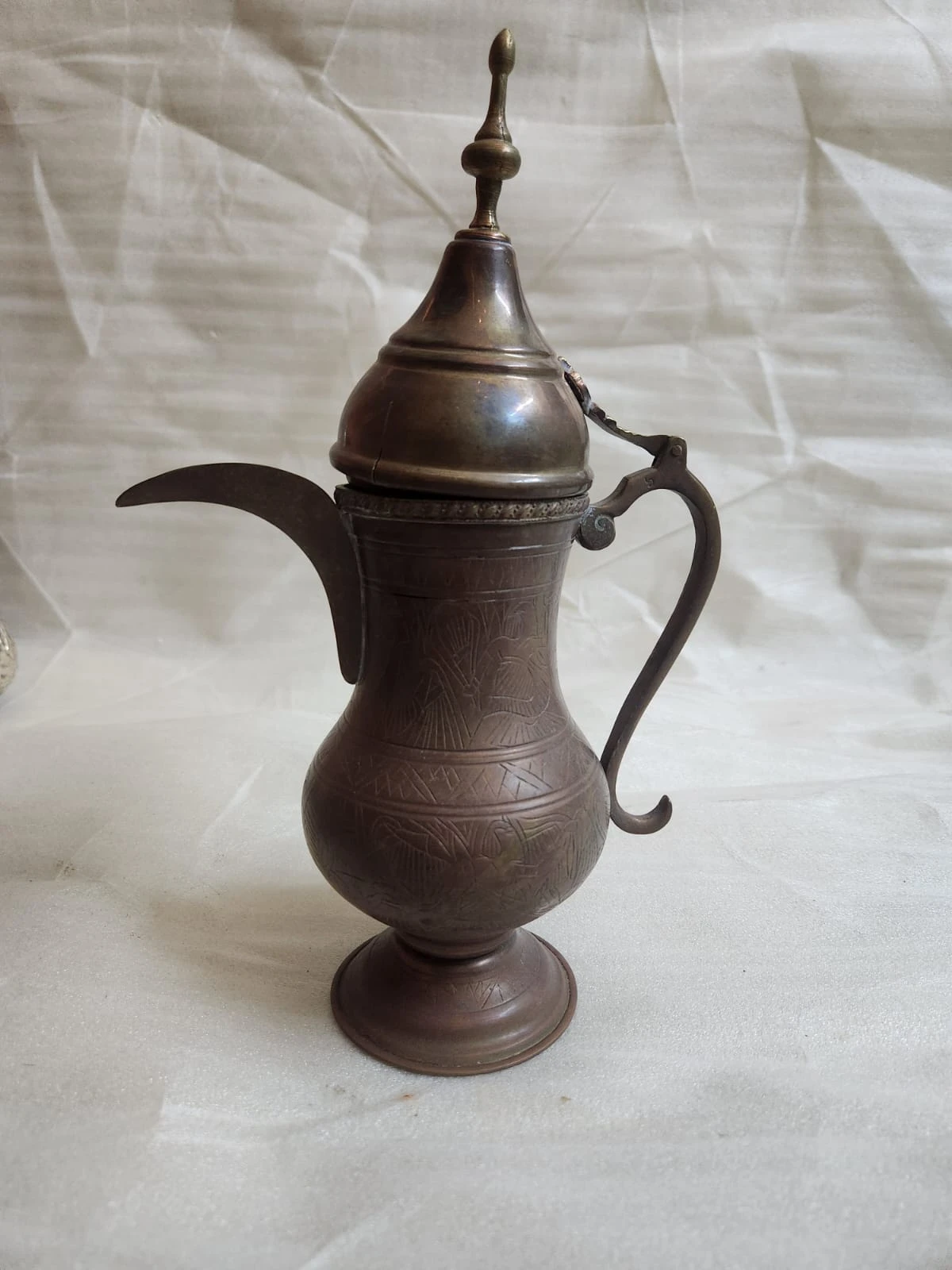 دلة قهوة عربية (إبريق) مصنوعة من النحاس المعلب بقاعدة