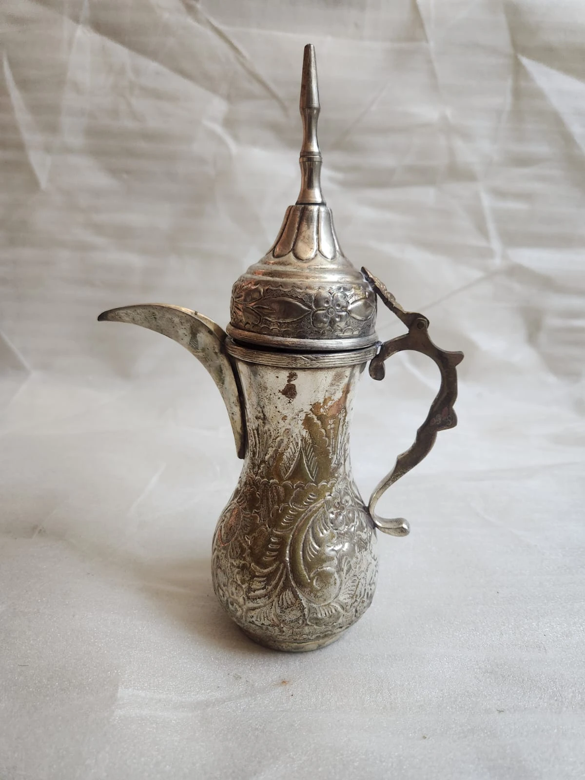 دلة قهوة عربية فضية أنيقة