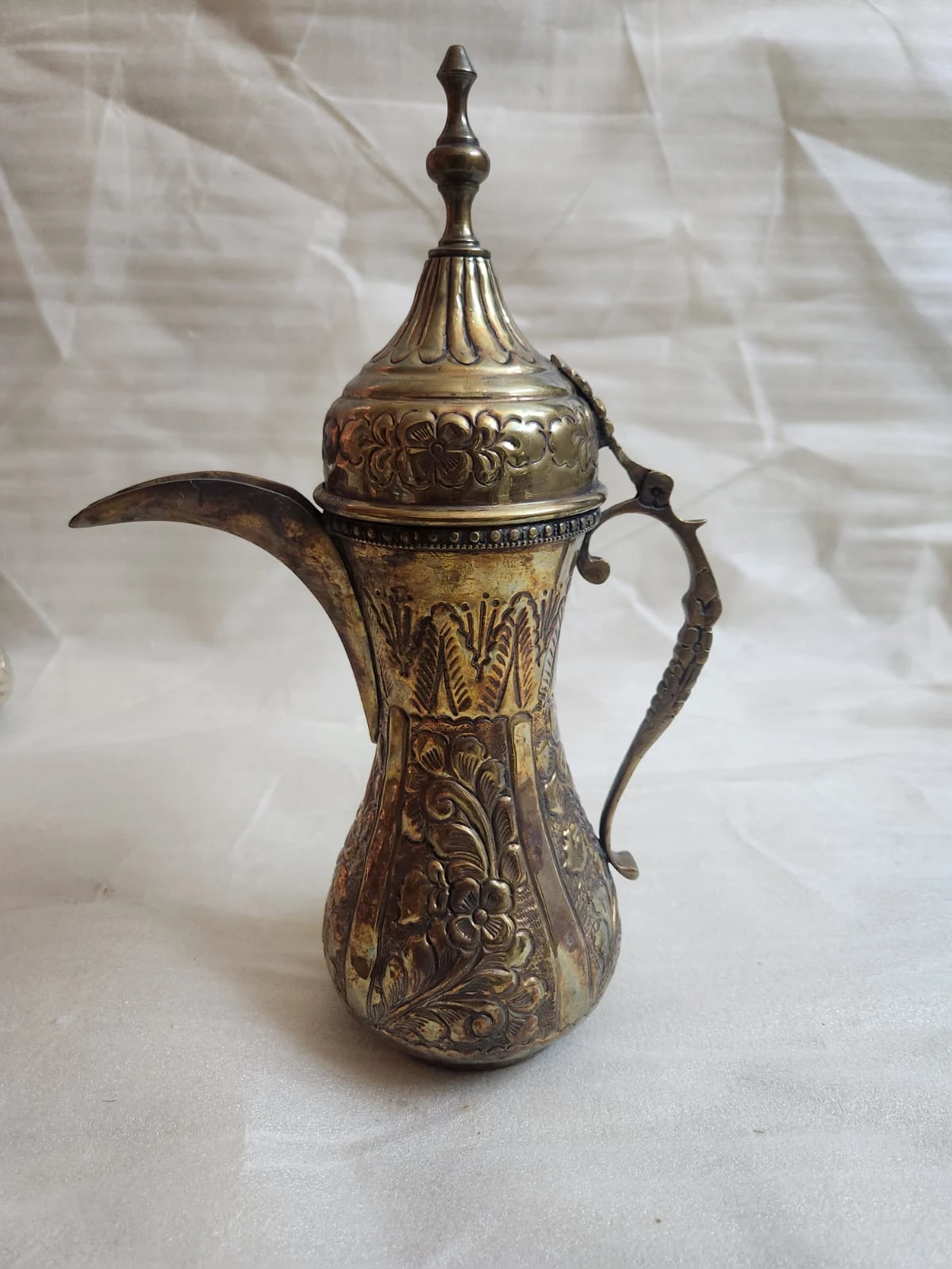 دلة قهوة عربية فضية أنيقة