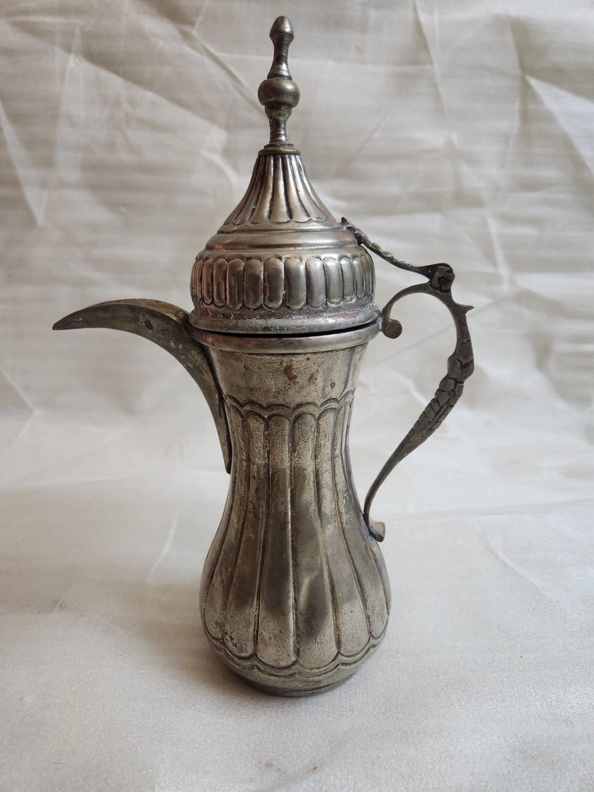 دلة قهوة عربية تقليدية