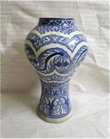 مزهرية زرقاء وبيضاء بنقوش متقنة