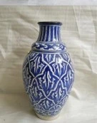 مزهرية زرقاء وبيضاء بنقوش إسلامية متقنة