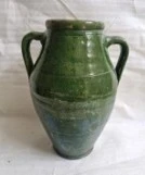 إناء من الطين الأخضر المزجج بمقبضين