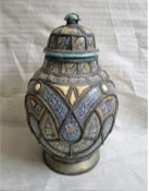 جرة معدنية متعددة الألوان بغطاء مزخرفة