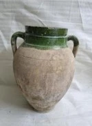 إناء فخاري مطلي جزئيًا باللونين الأخضر والبيج