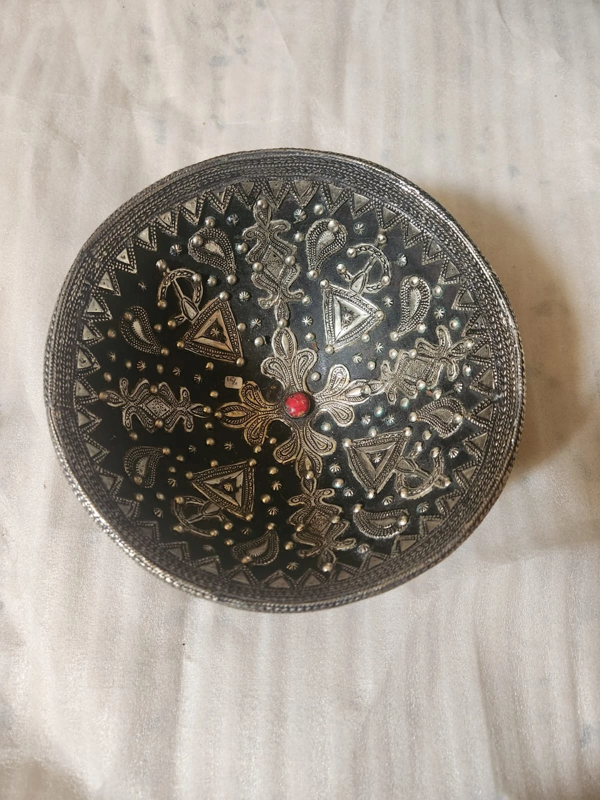 طبق سيراميكي معدني، يتميز بتصميم هندسي متقن