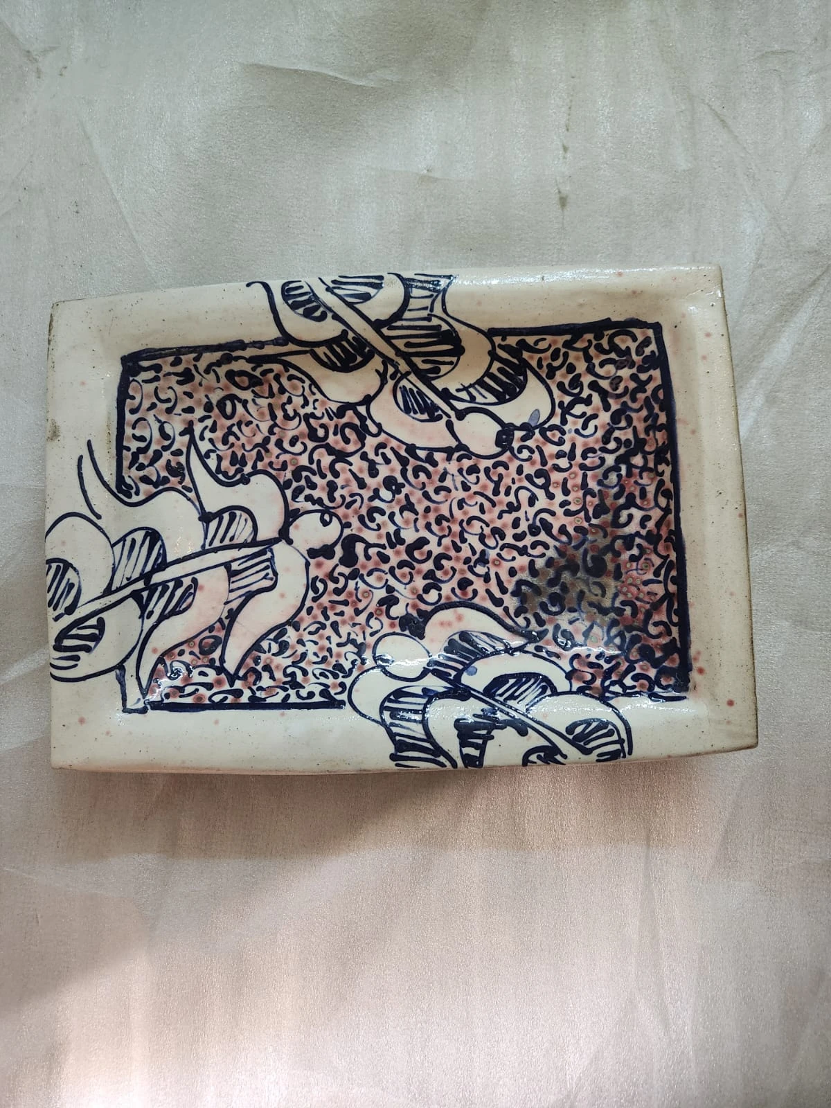 طبق مستطيل من الخزف اللامع