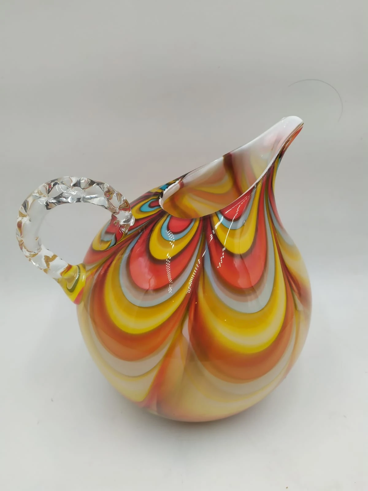 إبريق زجاجي متعدد الألوان