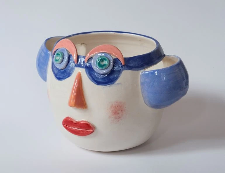 وعاء زرع متعدد الألوان بتصميم وجه مهرج