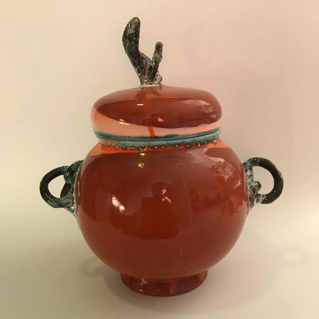 وعاء خزفي برتقالي وأخضر