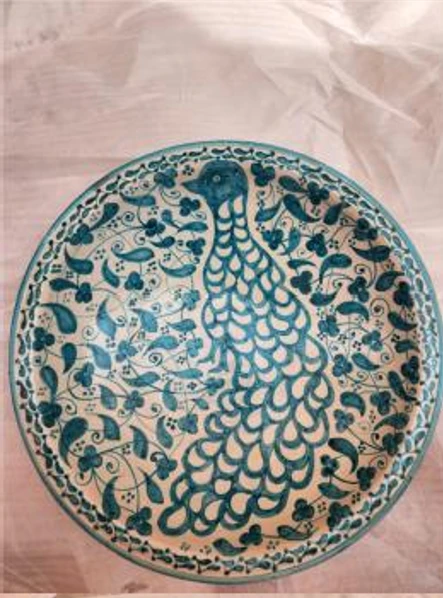طبق خزفي جميل باللونين الفيروزي والأبيض