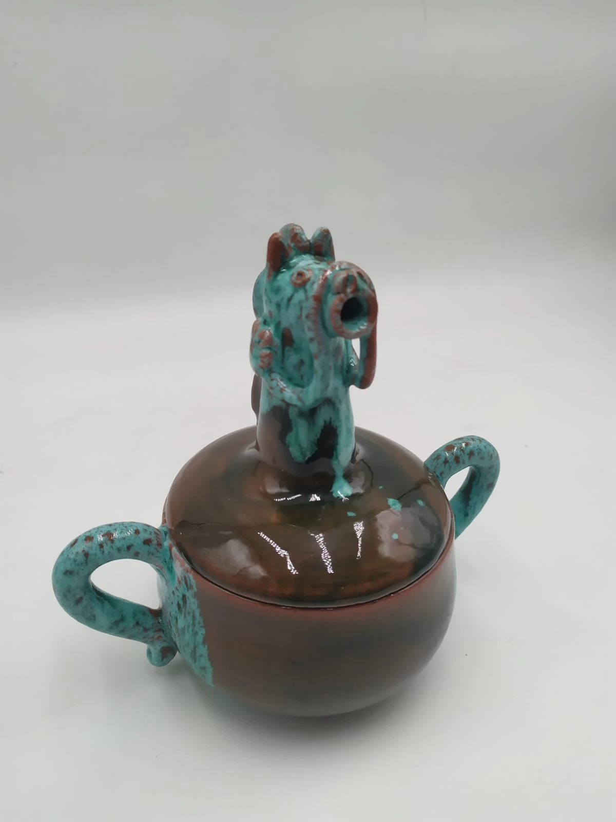 وعاء حلوى بني وأخضر سيلادون