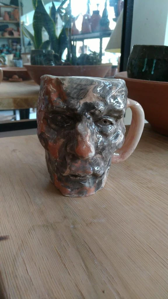 كوب مصنوع يدويًا من الفخار بوجه عفريت