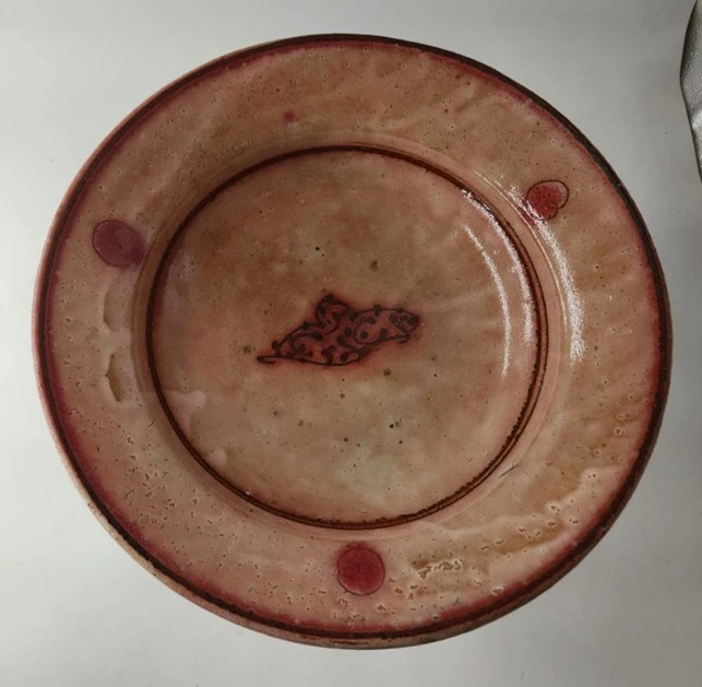 وعاء خزفي كبير ذو قاعدة