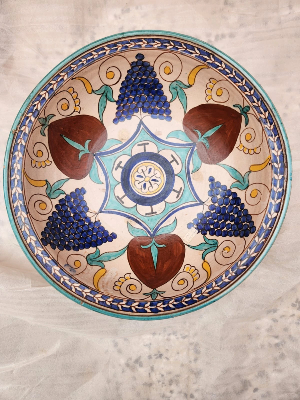 طبق خزفي متعدد الألوان