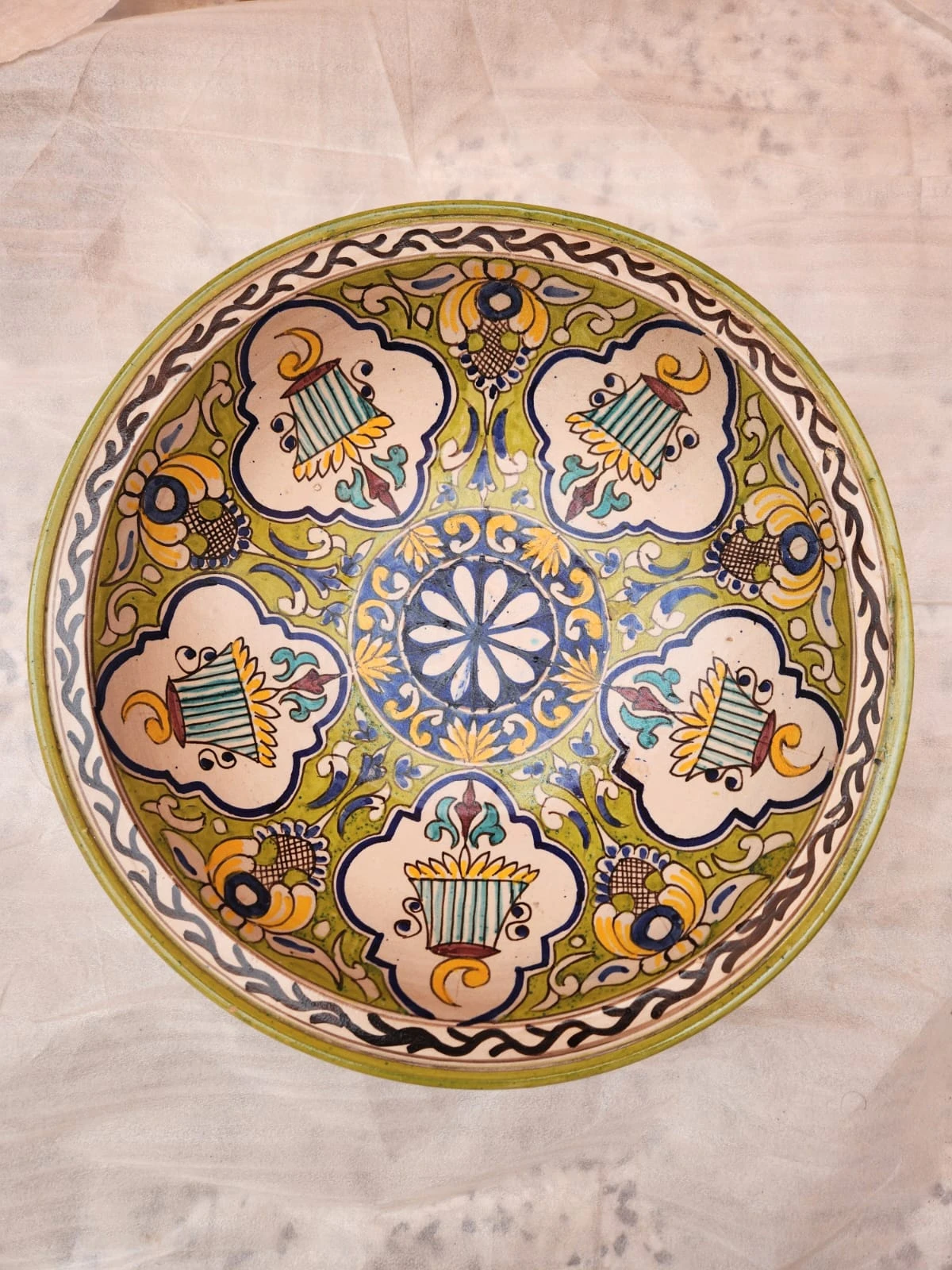 طبق خزفي متعدد الألوان